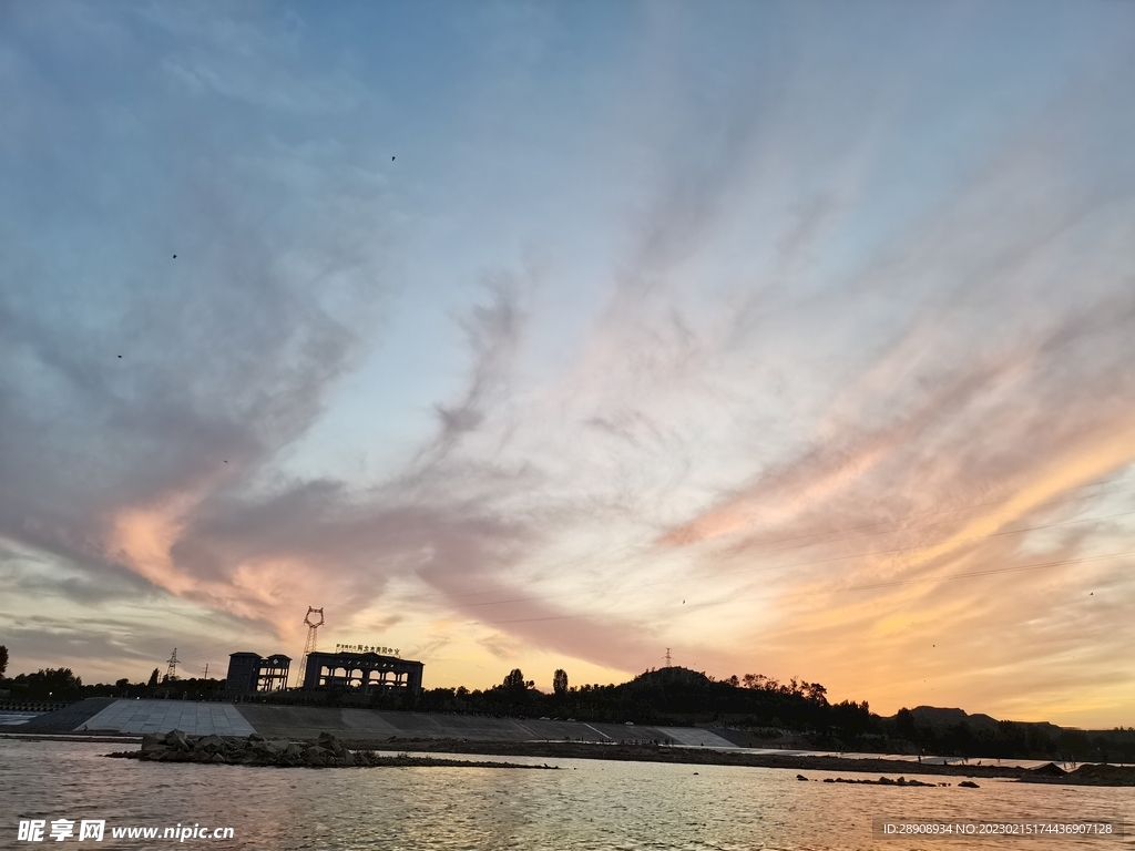 夕阳下的河道