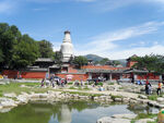 五台山寺院前的池塘