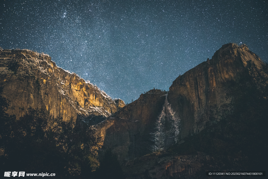 夜晚繁星下的大山