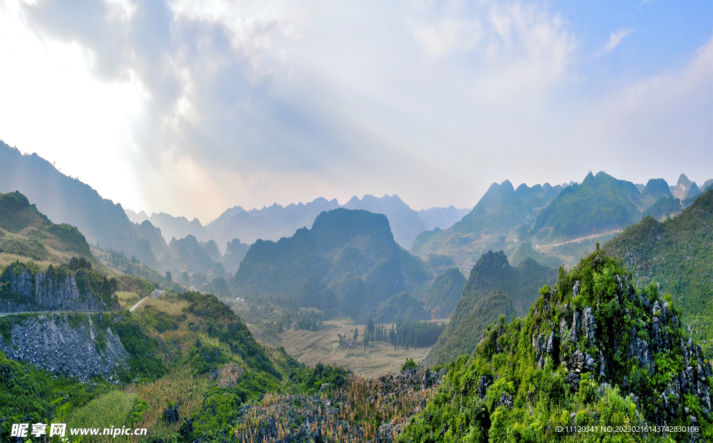 天空下的山川美景