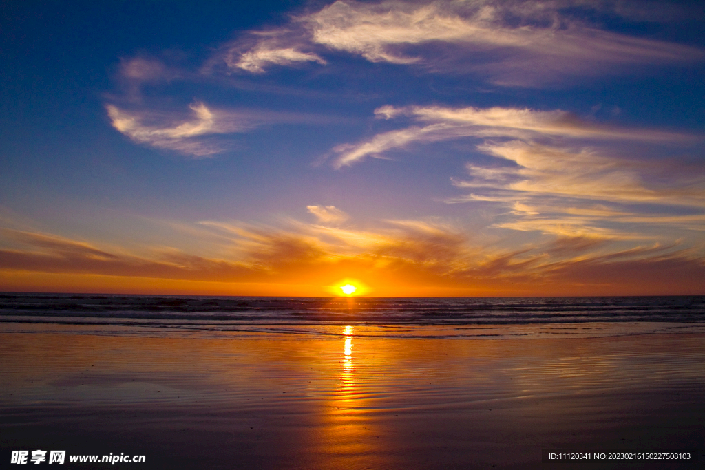 大海上的夕阳美景