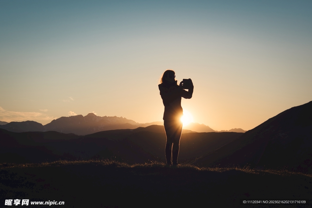 群山与快要下山的夕阳