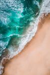 涨潮时涌向沙滩的海水
