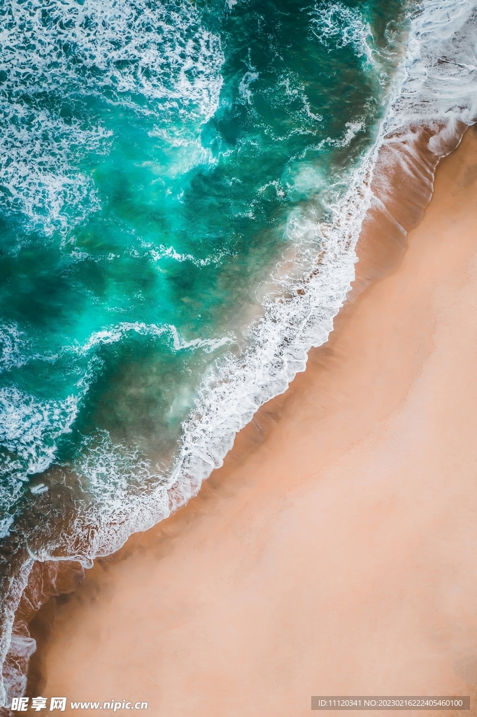 涨潮时涌向沙滩的海水