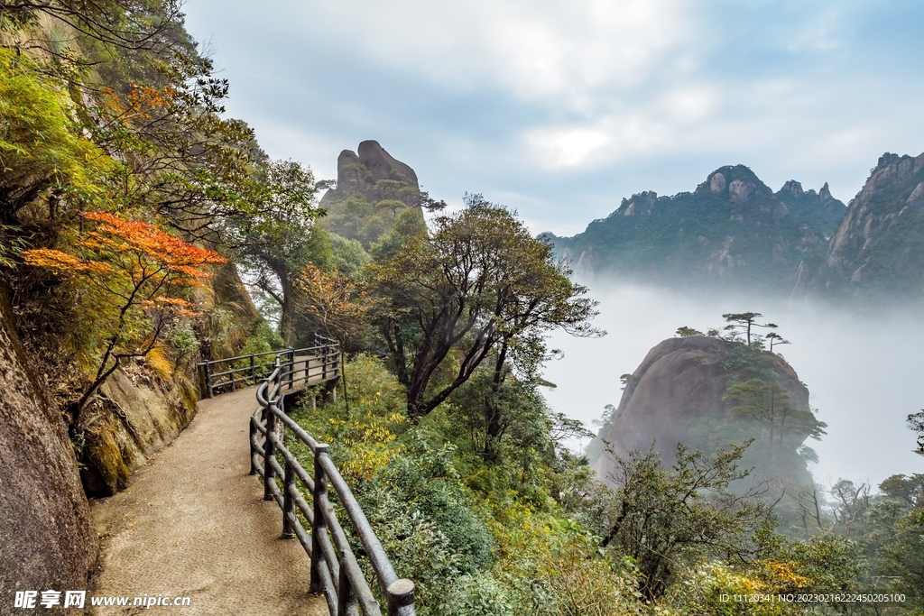 高山与山谷升腾的云雾