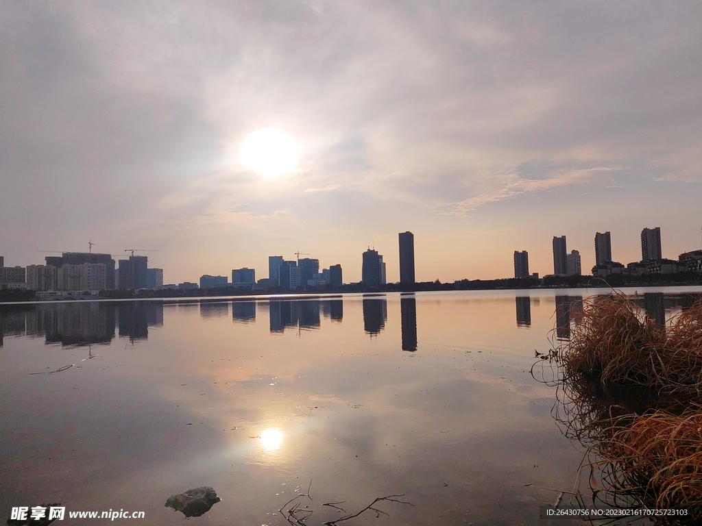 湖边夕阳倒影