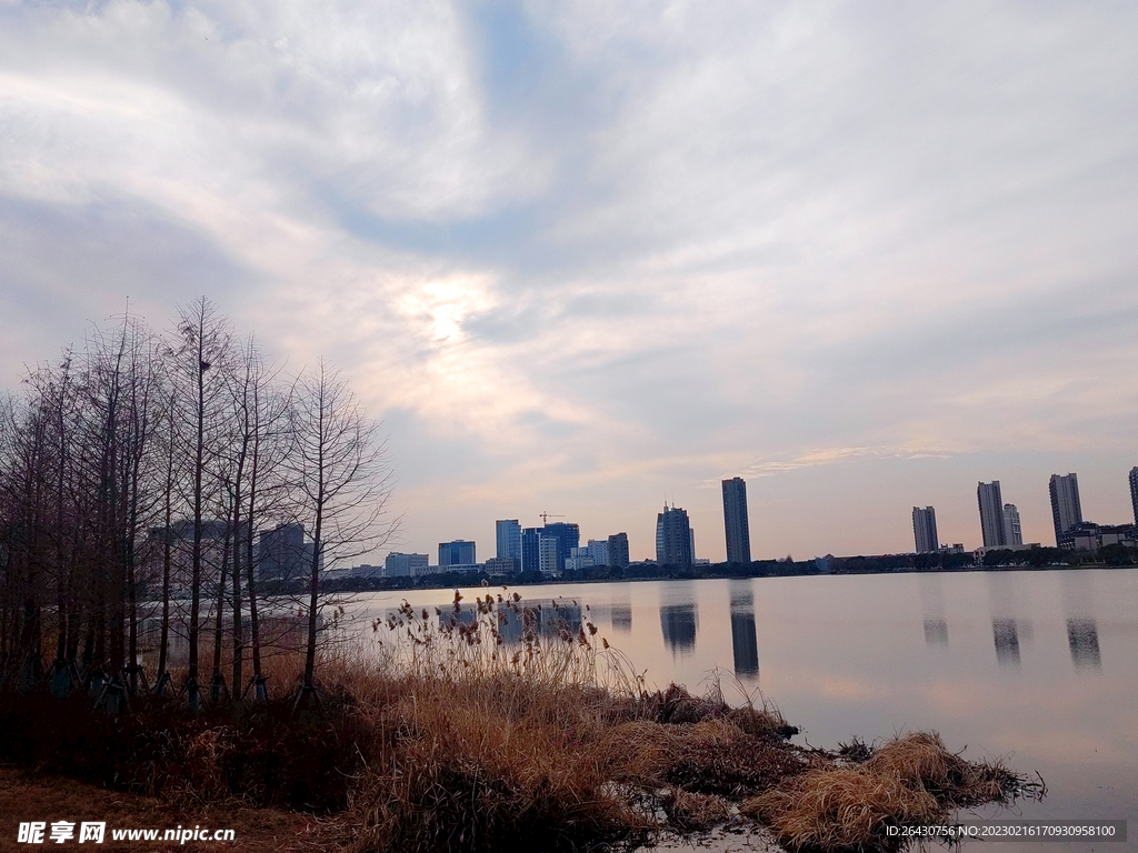 秋天湖边建筑