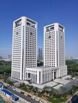 两栋白色建筑