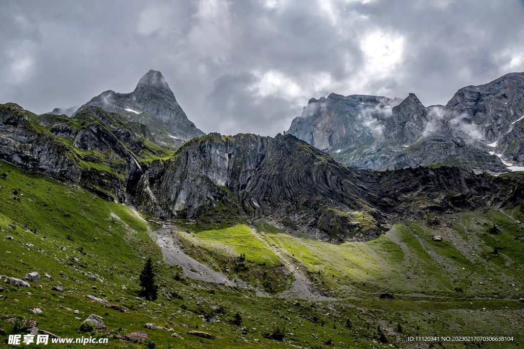 乌云蔽日群山自然风景