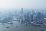 黄浦江西岸建筑群风光
