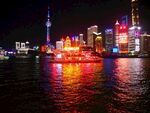 黄浦江之上的炫丽游船