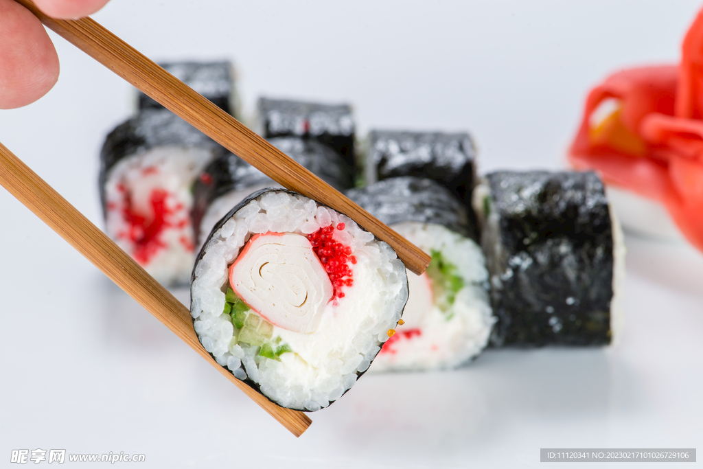 筷子夹起来的寿司美食特写
