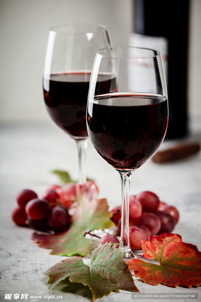 葡萄与盛满红酒的酒杯