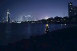 夜幕下的城市建筑群与湖泊摄影