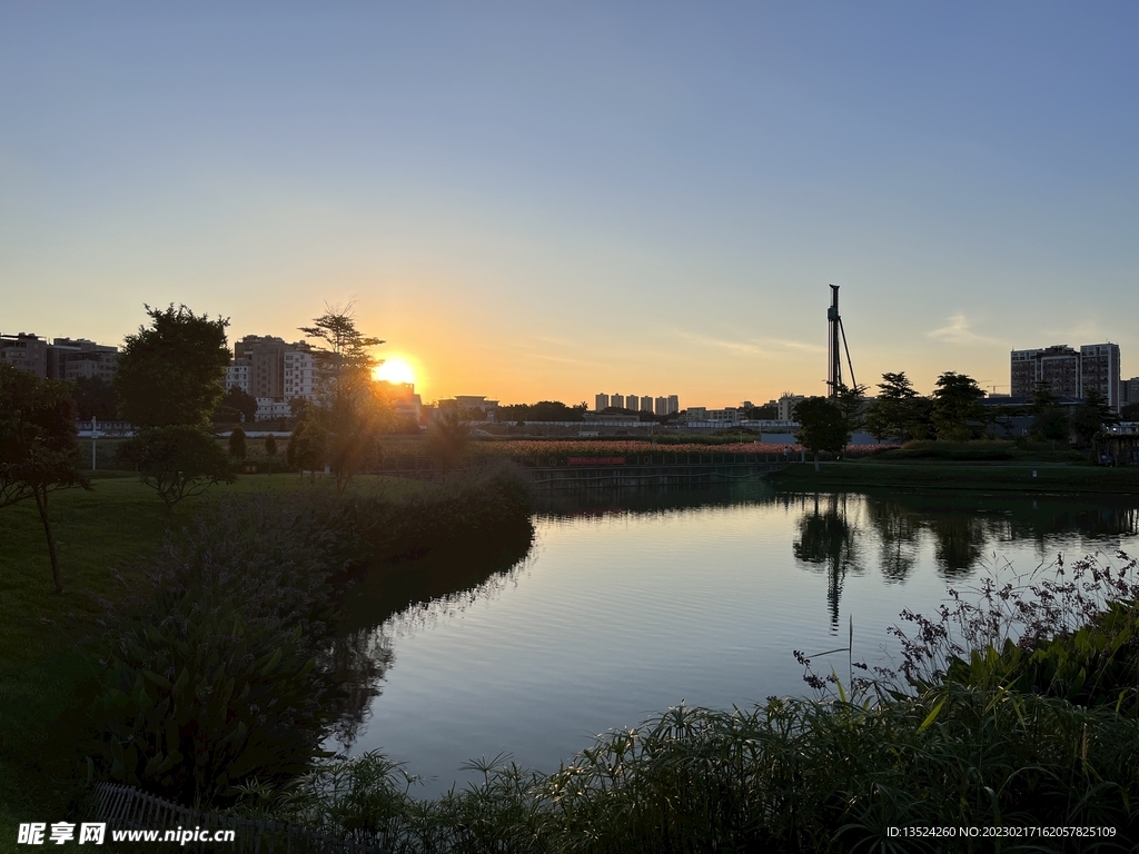 夕阳下的城市