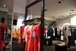 服装店铺内的衣服摆放摄影
