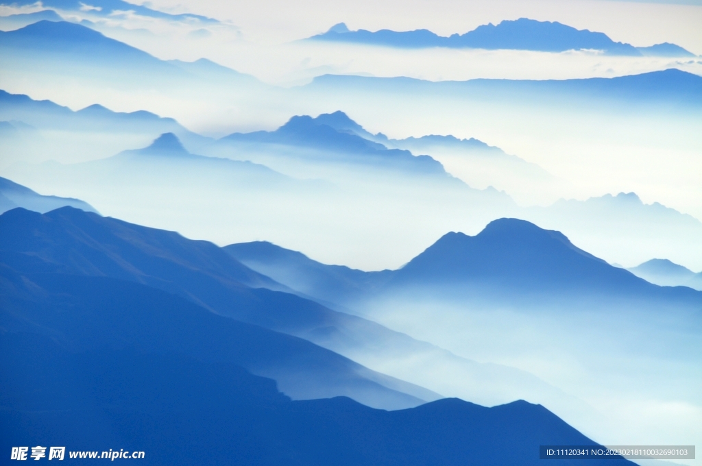 云海雾气中的连绵群山