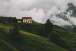 山顶上的破旧房子风景