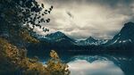 多云天空雪山湖泊风光