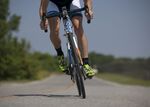 公路上骑行的男子特写摄影高清图
