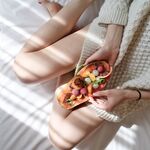 双手里拿着水果的美女摄影
