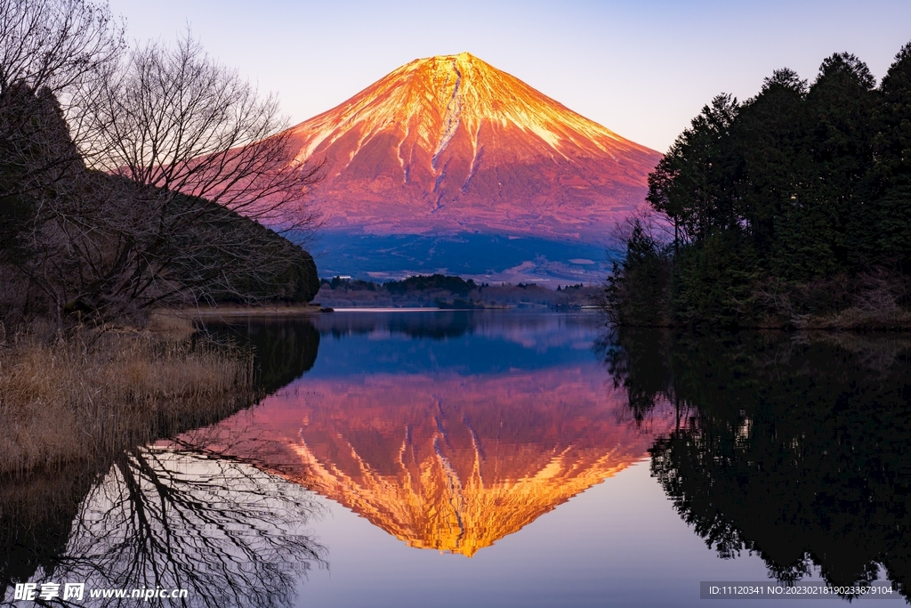 森林自然火山湖泊风景图片