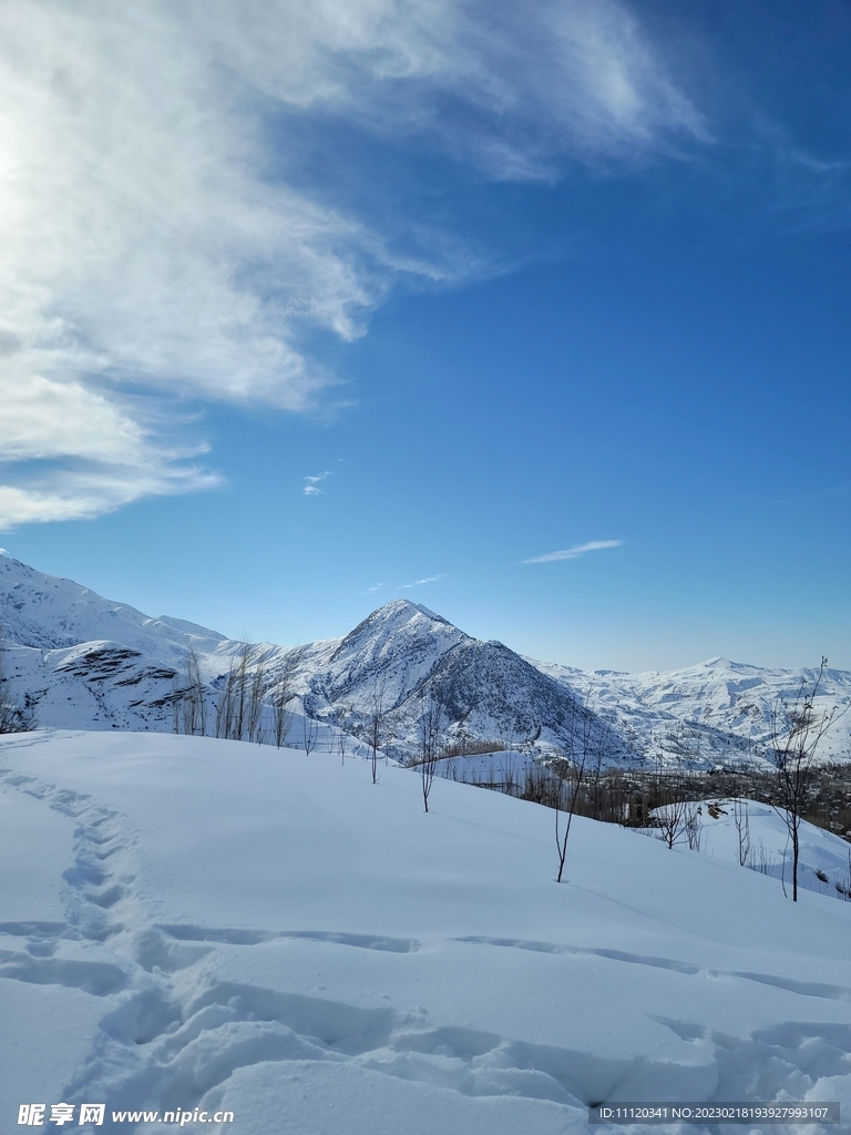 冬季高山滑雪场图片