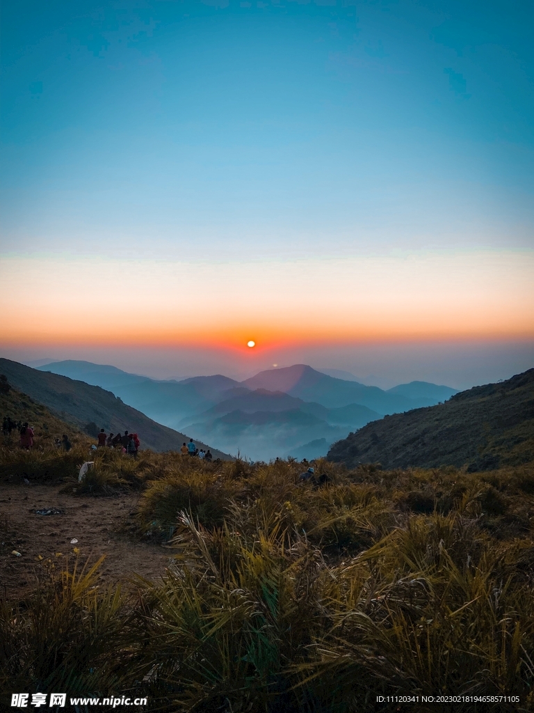 唯美黄昏夕阳山脉风光图片