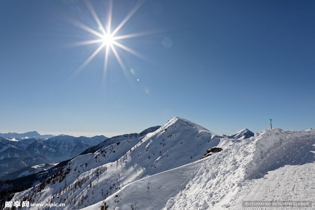 冬季雪域高山烈日当空图片