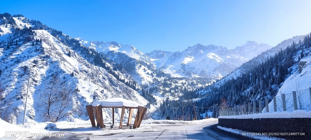 哈萨克斯坦雪域高山图片