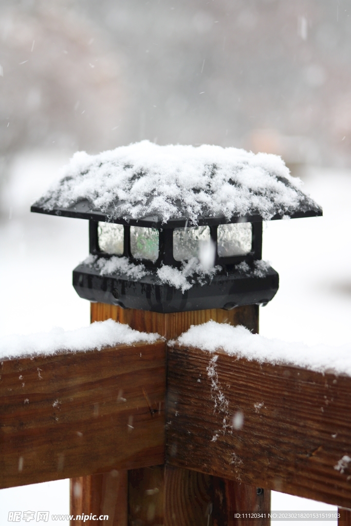 冬季甲板柱雪景摄影图片