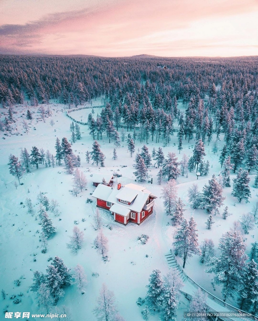 唯美冬季树林雪屋雪景图片