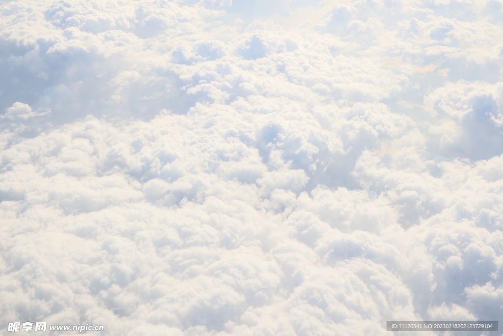 白色卷积云大气层天空图片