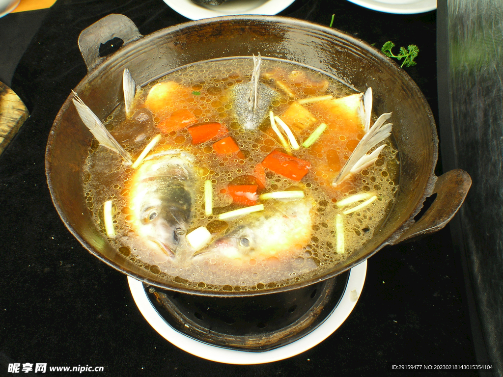 铁锅鱼头泡饼