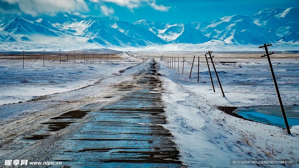 天寒地冻时节雪山风光自然