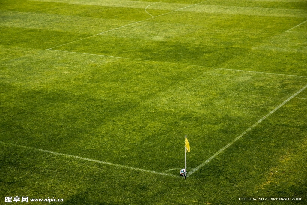 球场上角球位置的足球摄影