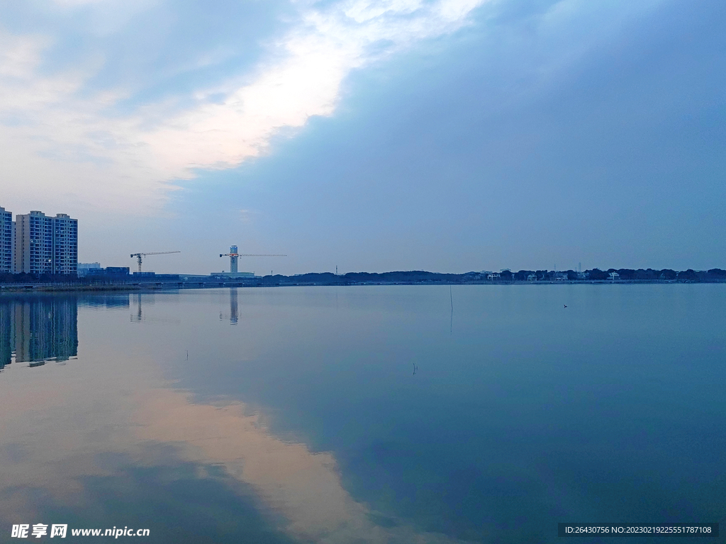 阴天湖泊风景