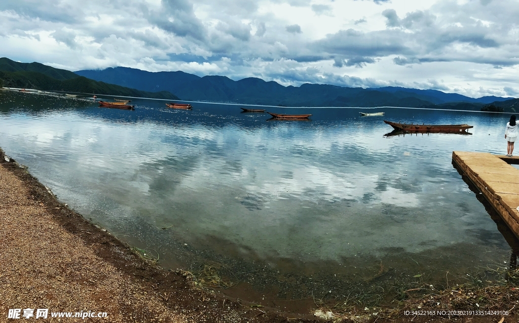 那山那船那湖