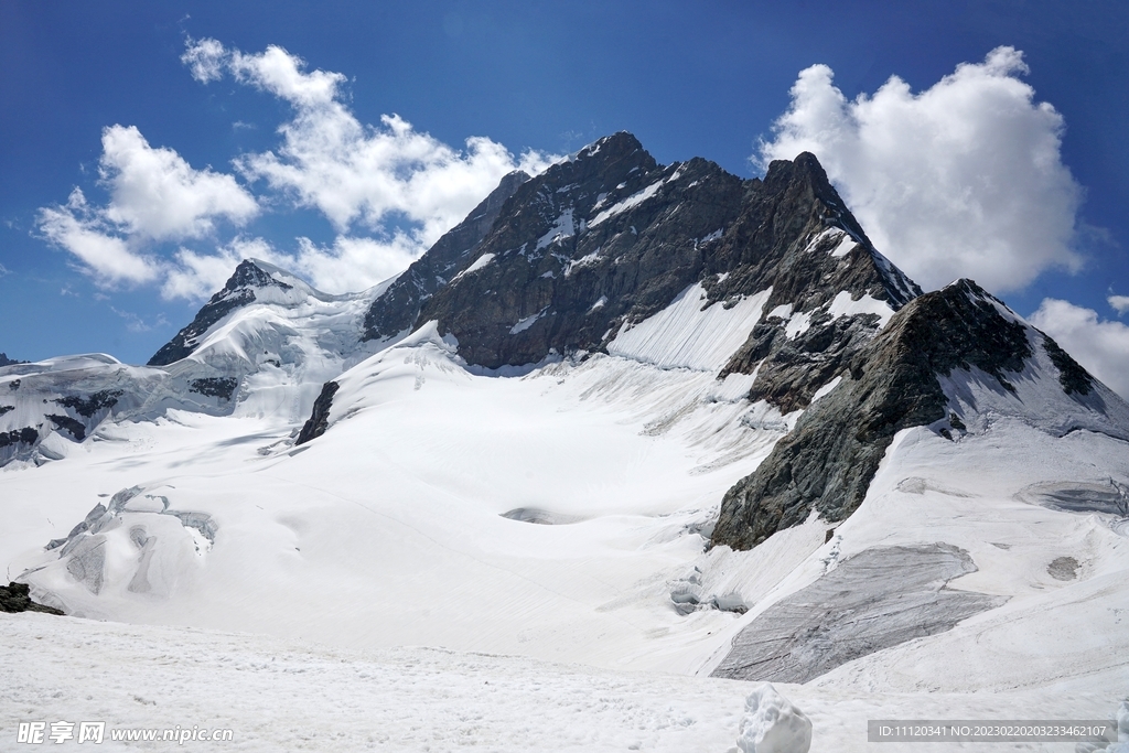 冬日蓝天白云雪域高山风景图片