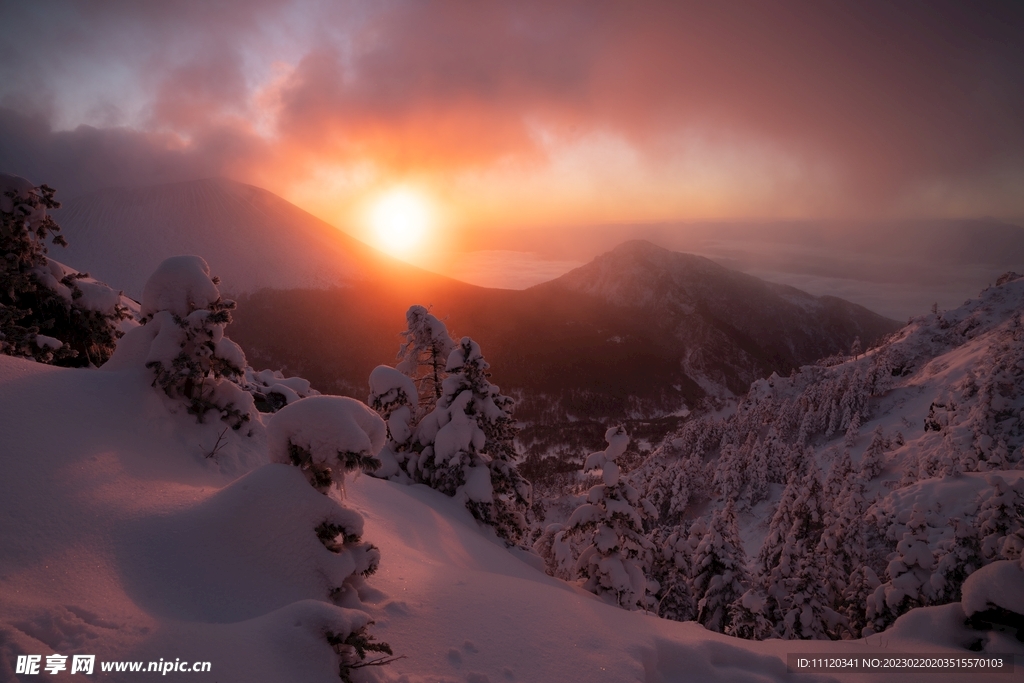 冬日雪山日出风景图片