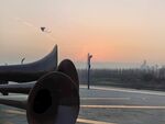 夕阳下的铜雕