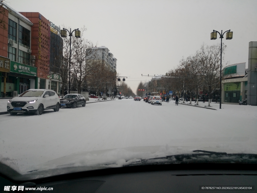 下雪道路
