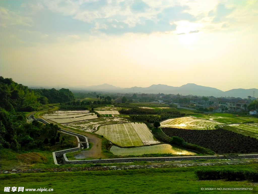 夕阳西下的山中田野风光