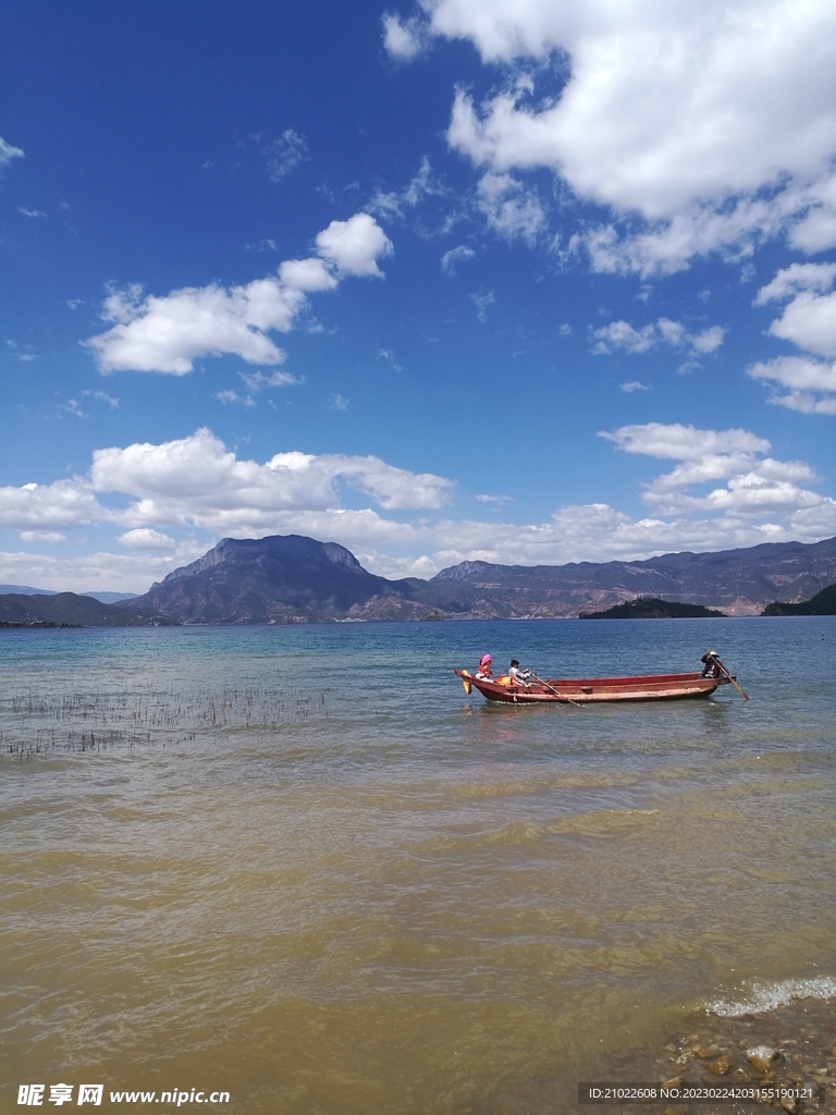 高原湖泊划船