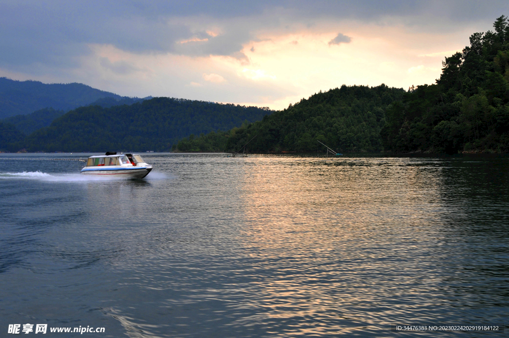 夕照陡水湖