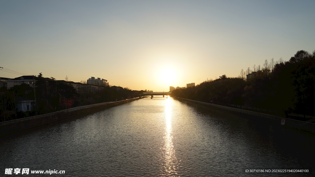 河面上的夕阳