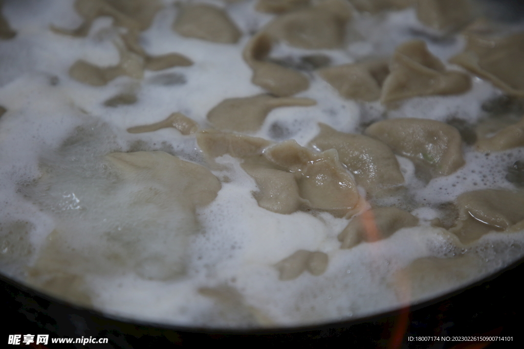 手工水饺煮水饺锅里的水饺