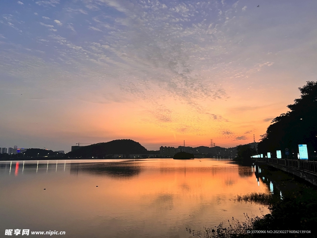湖边夕阳