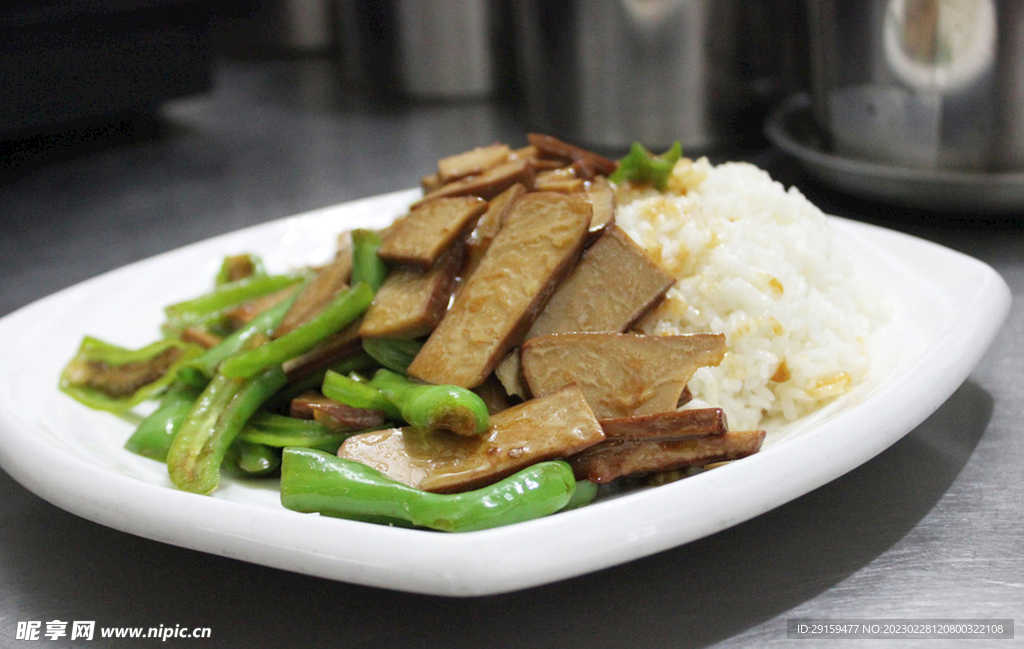 青椒炒香干盖饭