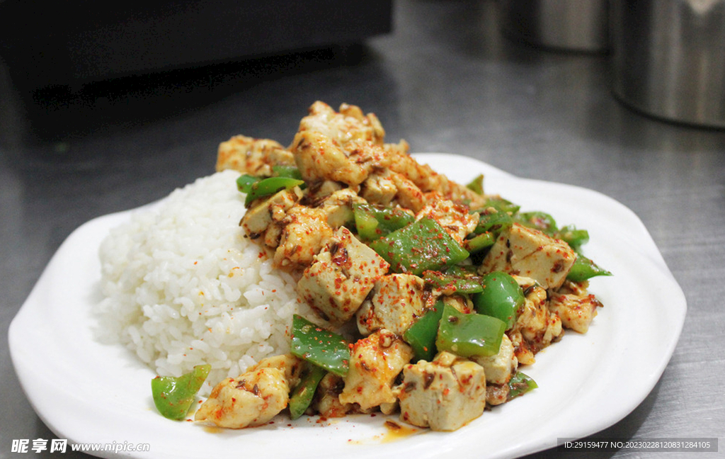 青椒豆腐炒鸡丁盖饭